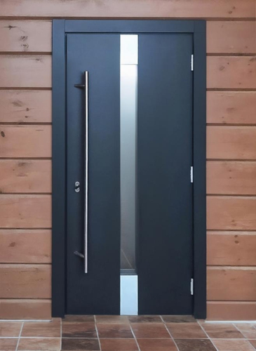 Уличная дверь с узким стеклом