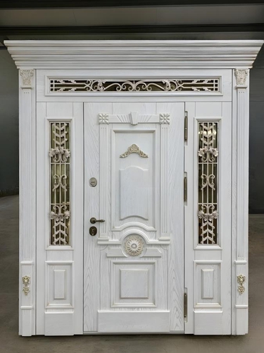 Белая парадная дверь