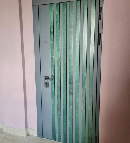 С зелеными рейками