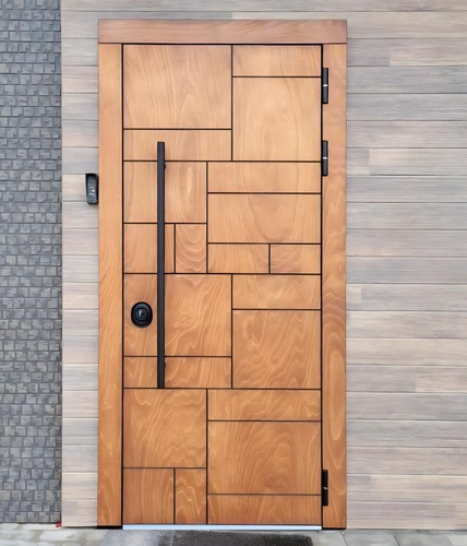 Уличная дверь с черной ручкой