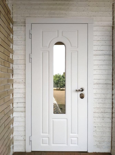 Дверь белого цвета с окном