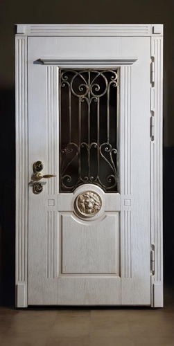 Белая дверь со львом и ковкой
