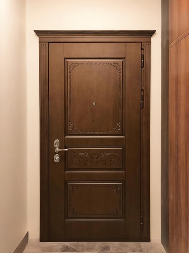 Дверь с карнизом