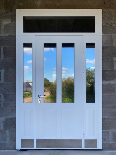 Входная группа белого цвета