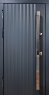 Стальная дверь в квартиру с хромированной длинной ручкой (отделка из панелей МДФ RAL серый)