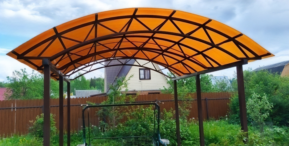 Навес для дачи с кровлей из оранжевого поликарбоната