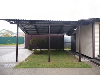 Односкатный навес из профнастила (пристройка к дому)