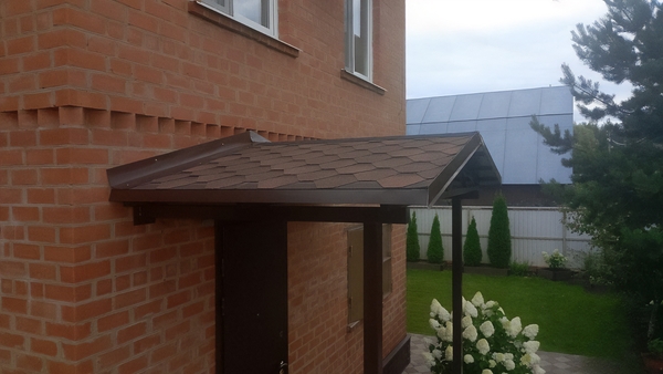 Навес над крыльцом с кровлей из металлочерепицы Навес над крыльцом с кровлей из металлочерепицы