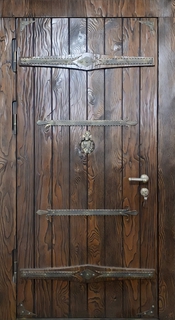 Стальная дверь «термо» с отделкой из массива и коваными элементами Стальная дверь «термо» с отделкой из массива и коваными элементами