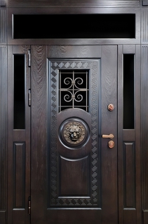 Входная термодверь с остекленными вставками и чеканкой «львиная голова» (МДФ шпон) Входная термодверь с остекленными вставками и чеканкой «львиная голова» (МДФ шпон)