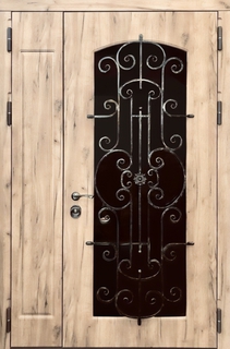 Остекленная полуторная термодверь с кованой решеткой (отделка панелями МДФ с фрезеровкой)