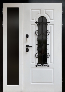 Остекленная полуторная термодверь с черной ковкой (белые панели МДФ RAL)
