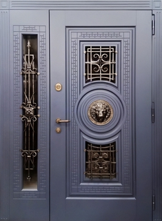 Металлическая полуторная термодверь с декором «лев», ковкой и стеклами (МДФ RAL)