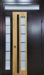 Стальная термодверь с боковой вставкой со стеклом и длинной бугельной ручкой (двухцветные панели МДФ)