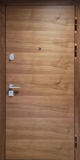 Входная дверь с гладкими панелями МДФ шпон в квартиру